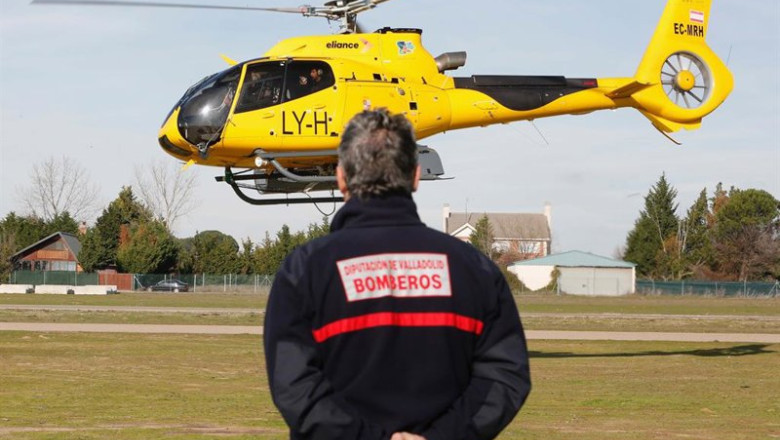 Archivo - Un miembro del efectivo de Bomberos de la Diputación de Valladolid observa un helicóptero de la Junta de Castilla y León que participa en la búsqueda de un ultraligero y a las dos personas que viajaban en él al norte y sur del río Duero, entre l | Joaquín Rivas - Europa Press - Archivo ep archivo un miembro del efectivo de bomberos de la diputacion de valladolid observa un