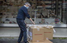 ep archivo   un trabajador descarga mercancia en una zapateria durante el segundo dia de la fase 1