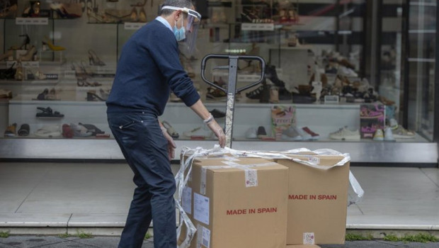 ep archivo   un trabajador descarga mercancia en una zapateria durante el segundo dia de la fase 1