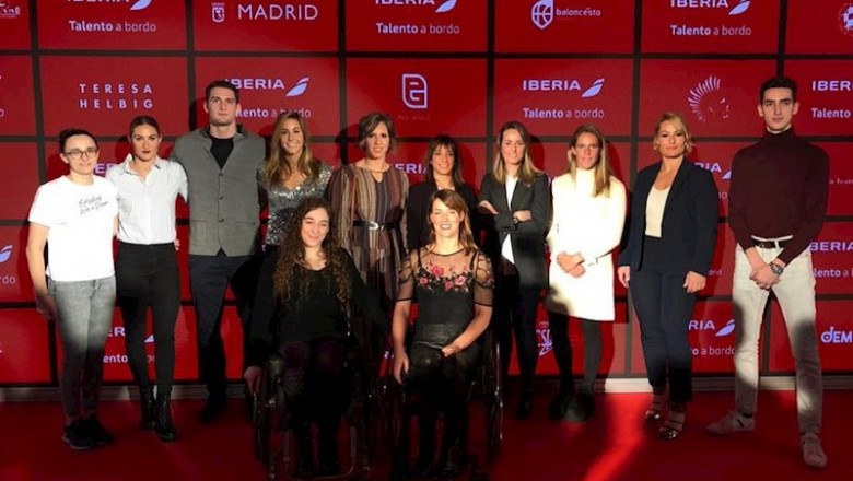De izda a dcha arriba: María Delgado, Sarai Gascón, Nikoloz Sherazadishvili, María López, Teresa Portela, Sandra Sánchez, Fátima Gálvez, Silvia Mas, Lydia Valentín y Jesús Tortosa. De iza a dcha abajo: Loida Zabala y Eva Moral | IBERIA ep de izda a dcha arriba maria delgado sarai gascon nikoloz sherazadishvili maria lopez teresa