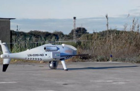 ep dron modelo schiebel camcopter s100 destinado a controlar las emisiones en el estrecho