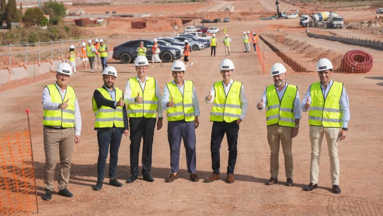 El CFO de PowerCo Spain, Javier Rivera (3d), y el president de la Generalitat, Carlos Mazón (c), posan durante una visita a las obras de la gigafactoría de PowerCo Spain, | Jorge Gil - Europa Press ep el cfo de powerco spain javier rivera 3d y el president de la generalitat carlos mazon c posan