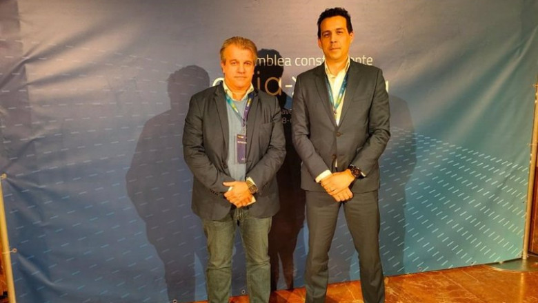El director de OasiX, Carlos García, y el consejero delegado de CloudGlobal, Ludovico López, durante el acto de constitución de la asociación Gaia X en Talavera de la Reina | OASIX ep el director de oasix carlos garcia y el consejero delegado de cloudglobal ludovico lopez durante