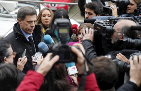 ep el padre de diana quer juan carlos quer atiende a los medios de comunicacion a su llegada a los