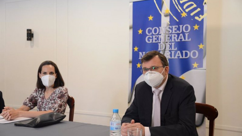 El presidente del Consejo General del Notariado, José Ángel Martínez Sanchiz, y la portavoz del CGN, Teresa Barea. | CONSEJO GENERAL DEL NOTARIADO ep el presidente del consejo general del notariado jose angel martinez sanchiz y la portavoz del cgn
