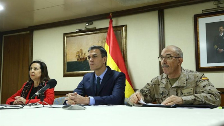 El presidente del Gobierno, Pedro Sánchez, junto a la ministra de Defensa, Margarita Robles, y el Jemad, Fernando Alejandre, felicitando la Navidad a los militares en el exterior por videoconferencia en 2018 | POOL MONCLOA - Archivo ep el presidente del gobierno pedro sanchez junto a la ministra de defensa margarita robles y el