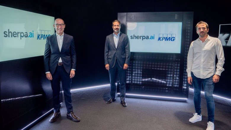 El socio de KPMG Innovate, Luis Buzzi, el presidente de KPMG España, Juanjo Cano, y el fundador y consejero delegado de Sherpa.Ai, Xabi Uribe-Etxebarria, durante la firma del acuerdo entre compañías. | SHERPA.AI ep el socio de kpmg innovate luis buzzi el presidente de kpmg espana juanjo cano y el fundador y