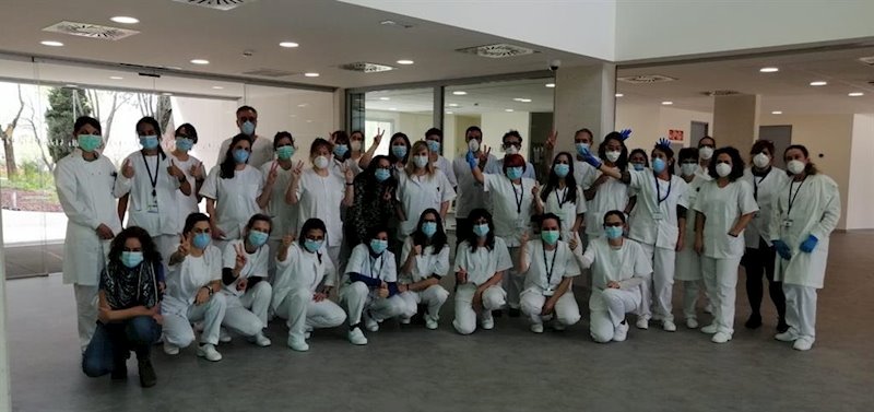 Foto de familia del equipo del CNM que trabaja en el operativo COVID-19. | CENTRO NACIONAL DE MICROBIOLOGÍA ep foto de familia del equipo del cnm que trabaja en el operativo covid-19