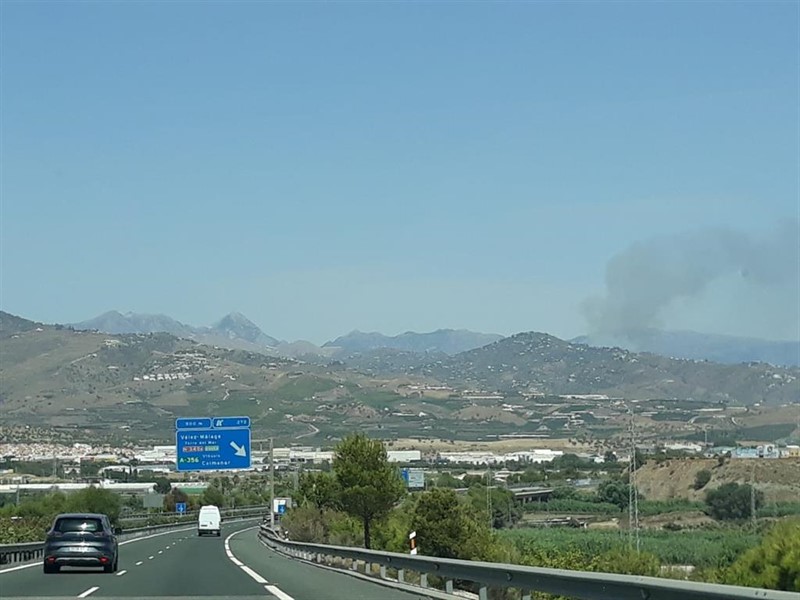 ep imagen al fondo del incendio forestal declarado en torrox malaga