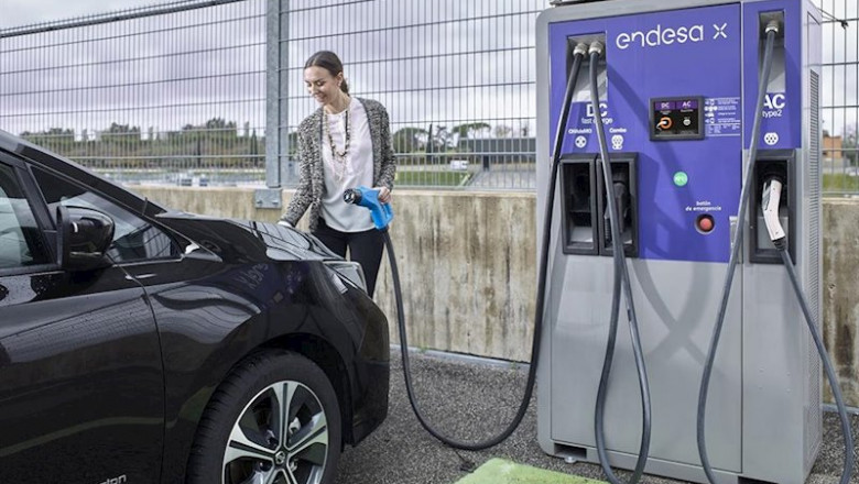 ep imagen de una estacion de carga de vehiculos electricos de endesa x