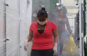 ep imagen de una mujer con mascarilla por el coronavirus en ecuador