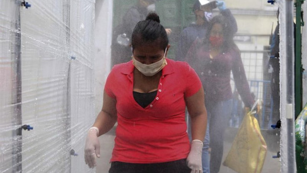 ep imagen de una mujer con mascarilla por el coronavirus en ecuador