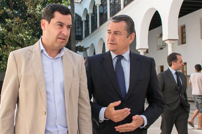 Juanma Moreno conversa con Antonio Sanz en el Parlamento andaluz | EUROPA PRESS ep juanma moreno conversaantonio sanzparlamento andaluz