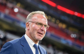 ep karl-heinz rummenigge presidente del bayern antes de un partido en el allianz arena