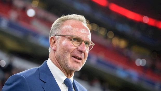 ep karl-heinz rummenigge presidente del bayern antes de un partido en el allianz arena