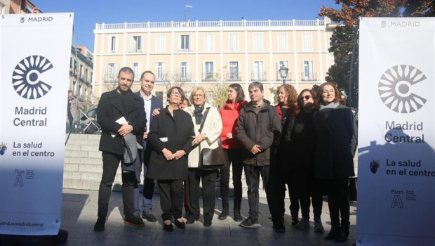 ep la alcaldesamadrid manuela carmena posaadelegadamedio ambientemovilidad ines sabanes ymiembrosayuntamientola presentacionmadrid central proyectoconvertircentrola capitaluna zonaba