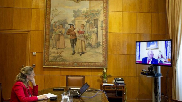 ep la ministra de trabajo se reune por videoconferencia con el padre angel fundador de mensajeros de