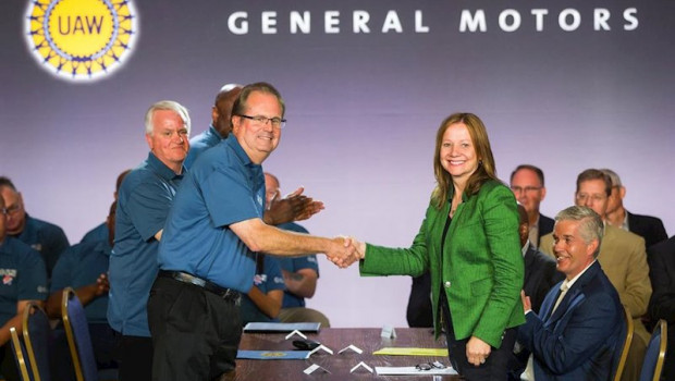 ep la presidenta y consejera delegada de general motors mary barra y el presidente del sindicato de