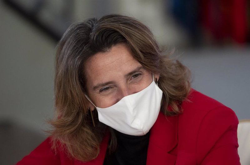 Ribera habla con las eléctricas para abaratar la luz: deja a un lado un nuevo impuesto