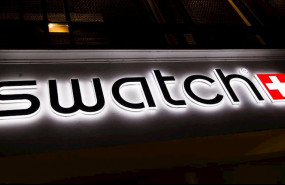 ep logo de swatch en la fachada de una tienda de la compania