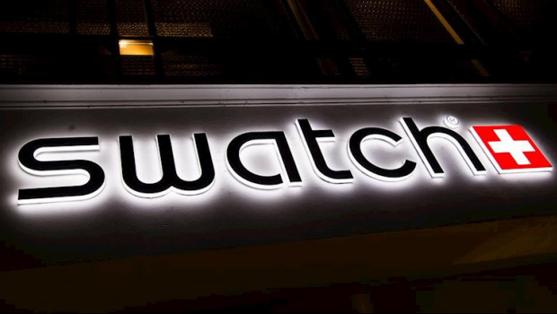 ep logo de swatch en la fachada de una tienda de la compania