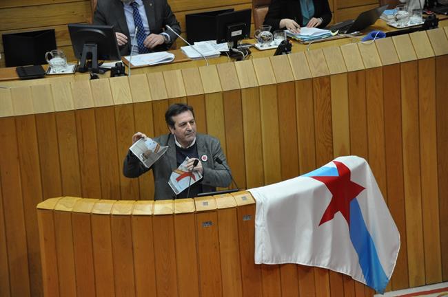 Luis Bará (diputado del BNG) rompe el retrato del Rey | BNG ep luis bara diputadobng romperetratorey