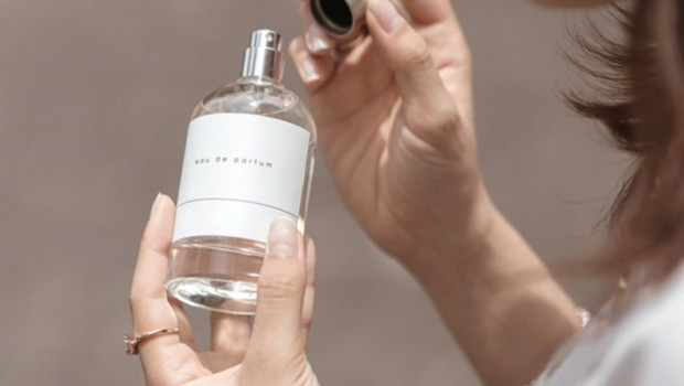 ep mujer con un perfume