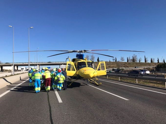 ep sanitarios asisten a los heridos en el accidente