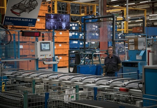 Trabajador en fábrica de componentes vehículos. | GESTAMP - Archivo ep trabajador en fabrica de componentes vehiculos