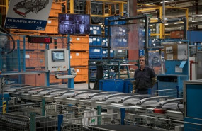 ep trabajador en fabrica de componentes vehiculos
