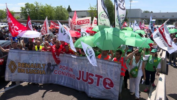 ep trabajadores de la factoria de renault en valladolid durante los paros para exigir la vuelta a