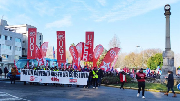 ep trabajadores del sector conservero se manifiestan en vilagarcia de arousa pontevedra por un