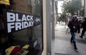 ep un cartel publicitario anuncia rebajas con motivo del black friday a 25 de noviembre de 2021 en