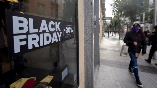 ep un cartel publicitario anuncia rebajas con motivo del black friday a 25 de noviembre de 2021 en