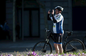 ep un ciclista realiza una foto con el telefono movil