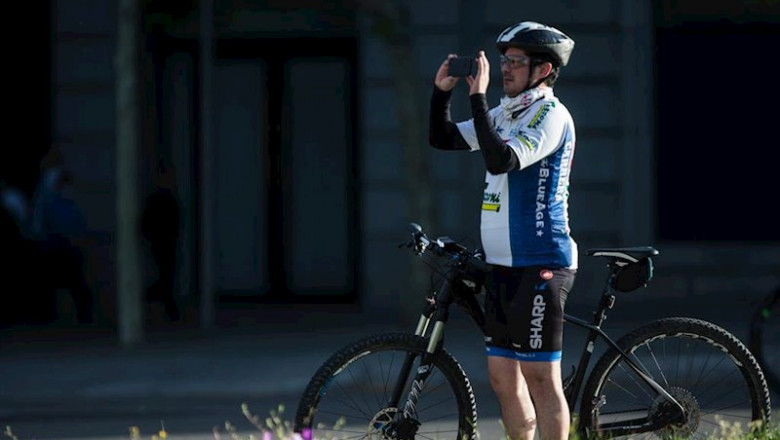 Un ciclista realiza una foto con el teléfono móvil | Joaquin Corchero / Europa Press - Archivo ep un ciclista realiza una foto con el telefono movil