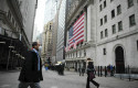 ep un hombre con mascarilla atraviesa wall street