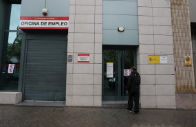 ep un hombre en la puerta de una oficina de empleo