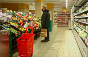 ep un hombre en la seccion de fruteria de un supermercado de madrid espana a 12 de enero de 2021