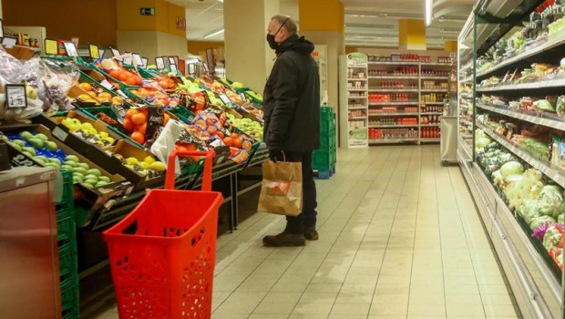 ep un hombre en la seccion de fruteria de un supermercado de madrid espana a 12 de enero de 2021