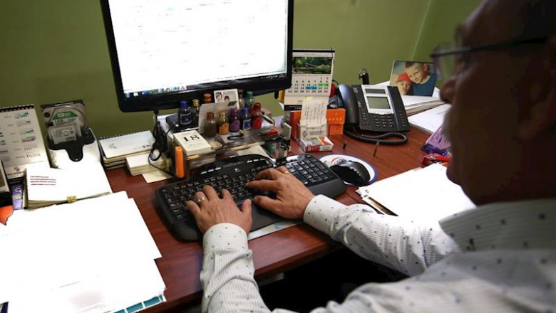 ep un hombre escribe con el teclado de su ordenador mientras trabaja en el despacho de su oficina