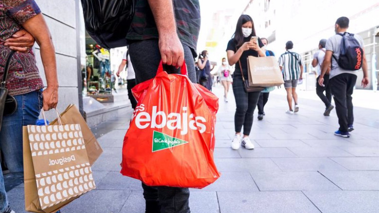 Un hombre sostiene varias bolsas de un establecimiento de la capital en plenas rebajas de verano, | A. Pérez Meca - Europa Press ep un hombre sostiene varias bolsas de un establecimiento de la capital en plenas rebajas de verano