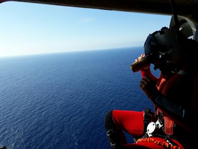 Un tripulante del Helimer 211 otea el mar | EUROPA PRESS/SALVAMENTO ep un tripulantehelimer 211 oteamar