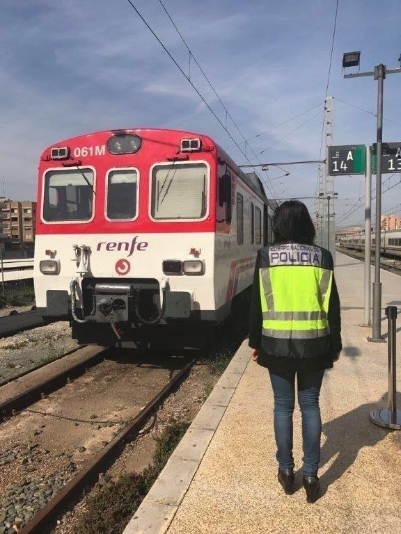 Una agente ante un tren de cercanías en la estación de Alacant Terminal | CNP ep una agenteun trencercaniasla estacionalacant terminal