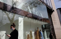 ep una mujer con mascarilla pasa junto al escaparate de la tienda zara de la calle princesa de