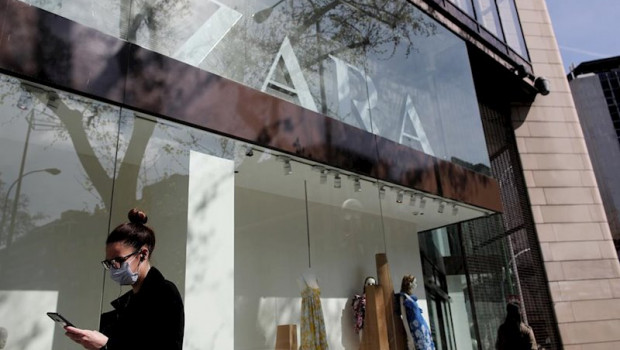 ep una mujer con mascarilla pasa junto al escaparate de la tienda zara de la calle princesa de