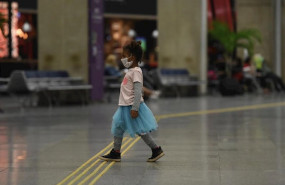ep una nina con mascarilla por el coronavirus pasea por el aeropuerto de rio de janeiro