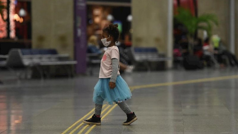 ep una nina con mascarilla por el coronavirus pasea por el aeropuerto de rio de janeiro
