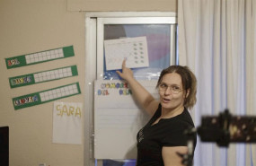 ep una profesora de educacion infantil graba con su movil una clase para sus alumnos durante el 20200518203104