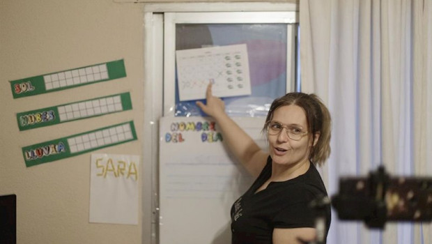 ep una profesora de educacion infantil graba con su movil una clase para sus alumnos durante el 20200518203104